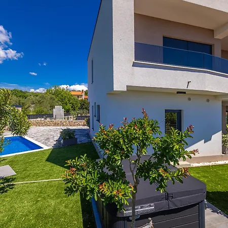 House Patrick With Pool, Jacuzzi And Sauna *