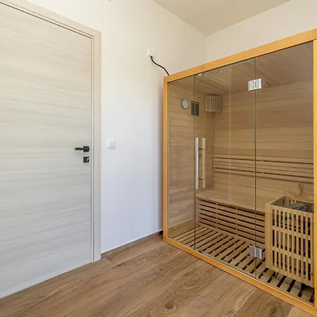 House Patrick With Pool, Jacuzzi And Sauna * Kornić