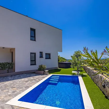 Villa House Patrick With Pool, Jacuzzi And Sauna