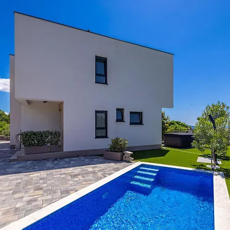 House Patrick With Pool, Jacuzzi And Sauna *