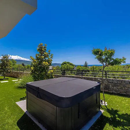 Villa House Patrick With Pool, Jacuzzi And Sauna