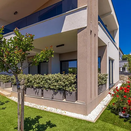 Villa House Patrick With Pool, Jacuzzi And Sauna